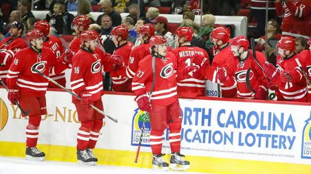 Carolina Hurricanes su pobijedili Montreal Canadiense rezultatom 6-2